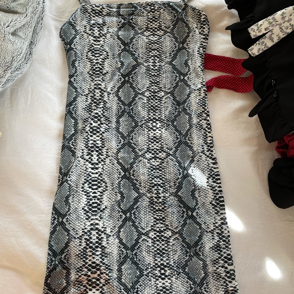 Short bodycon snack skin pattern dress